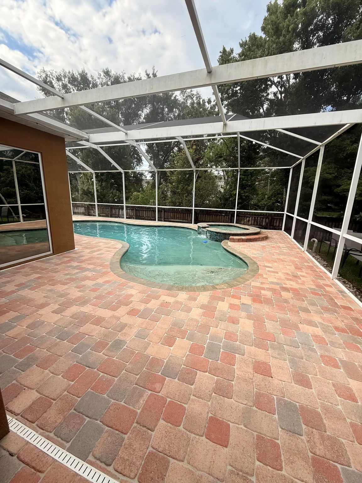 Screened pool deck after paver cleaning and sealing in Tampa Bay