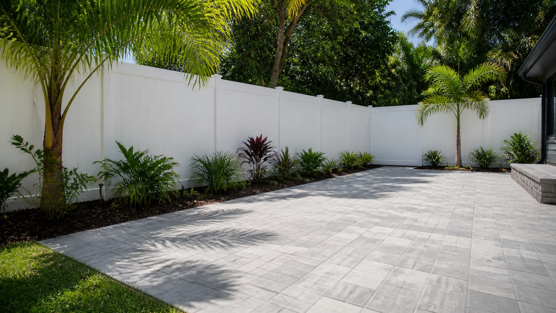 vinyl vs aluminum fence for a Tampa Bay outdoor project